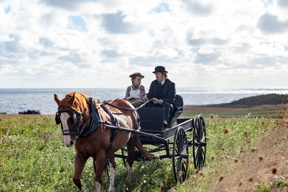 Anne (Amybeth McNulty) et Matthew (R.H. Thomson) sur la route.