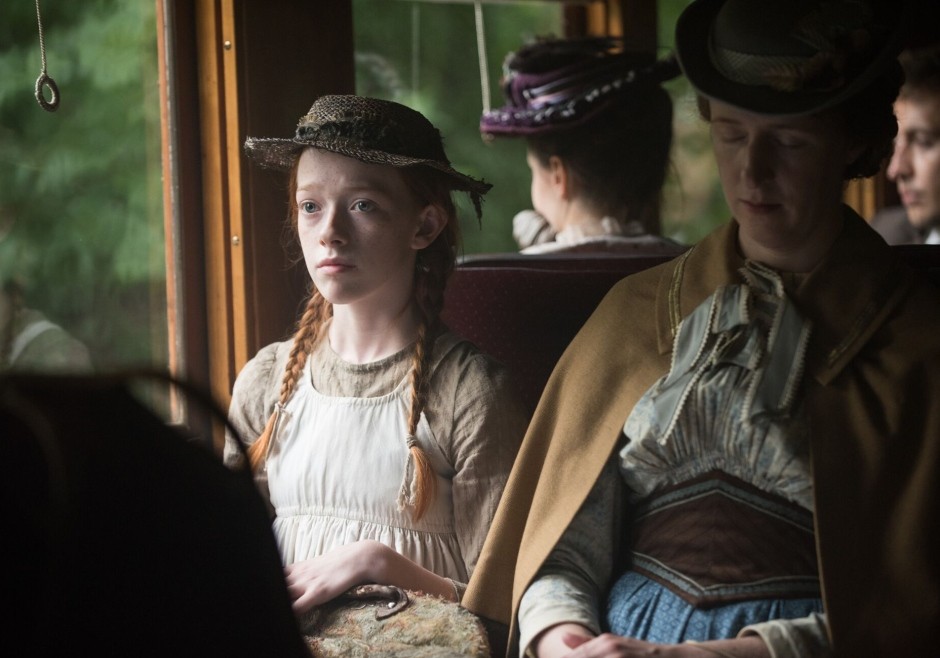 Anne (Amybeth McNulty) à bord du train. 