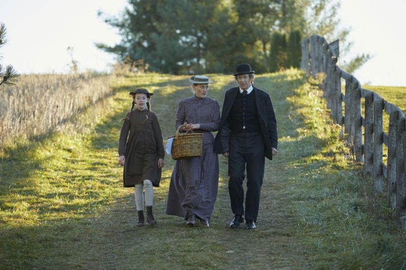 Anne (Amybeth McNulty), Marilla (Geraldine James) et Matthew (R.H. Thomson) si dirigent vers le lieu du pique-nique.