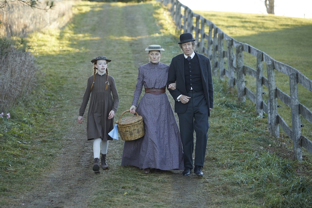 Anne (Amybeth McNulty), Marilla (Geraldine James) et Matthew (R.H. Thomson) en route pour le pique-nique.