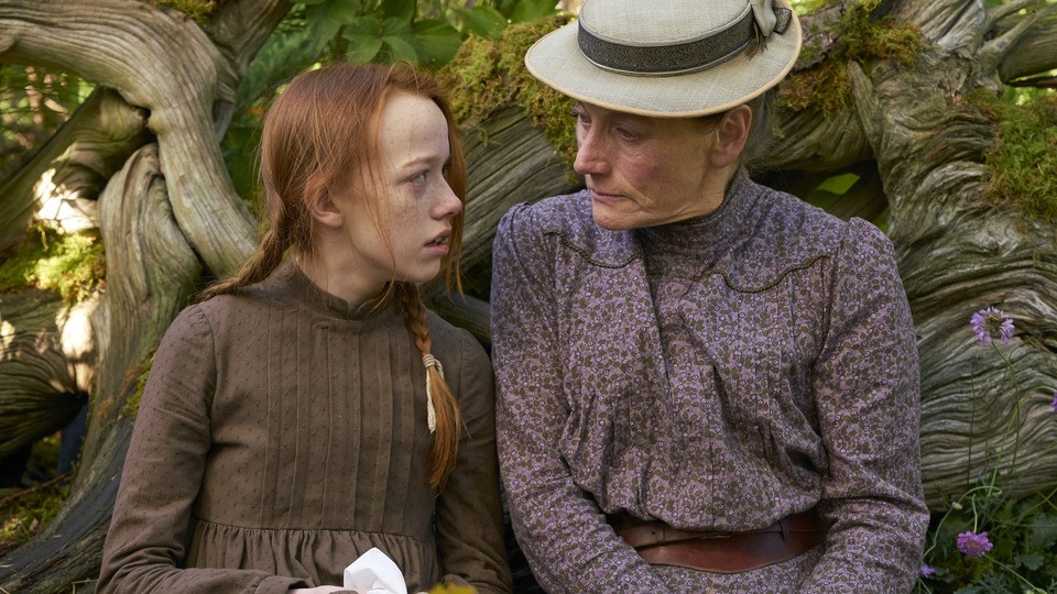 Anne (Amybeth McNulty) se confie à Marilla (Geraldine James).