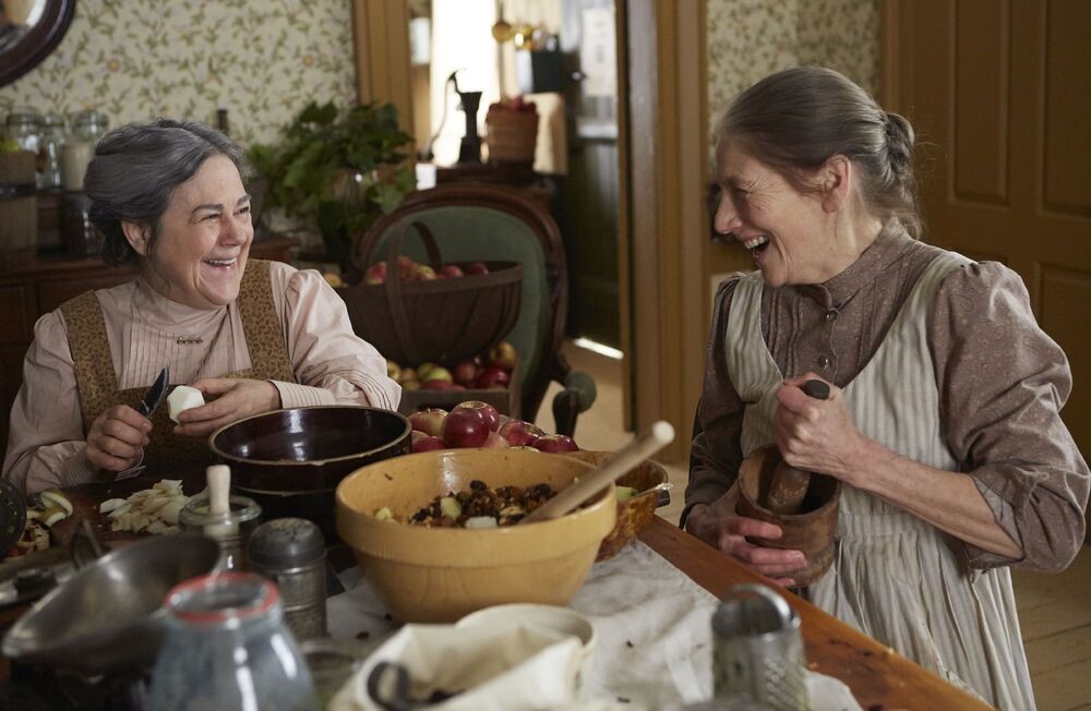 Rachel (Corrine Koslo) et Marilla (Geraldine James) cuisinent en riant.