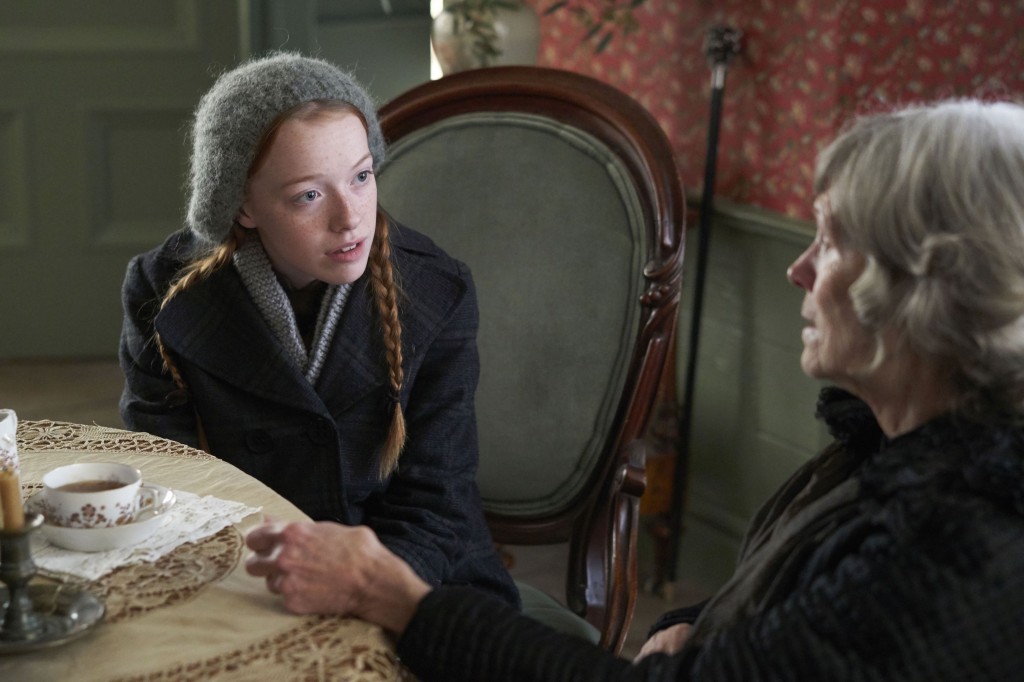 Anne (Amybeth McNulty) discute avec Josephine Barry (Deborah Grover).