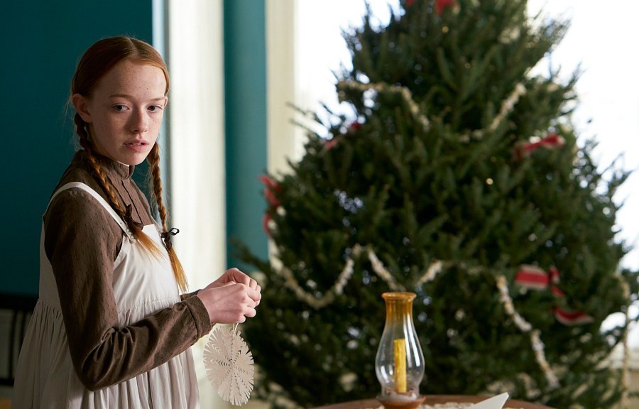 Anne (Amybeth McNulty) se prépare à célébrer Noël. 