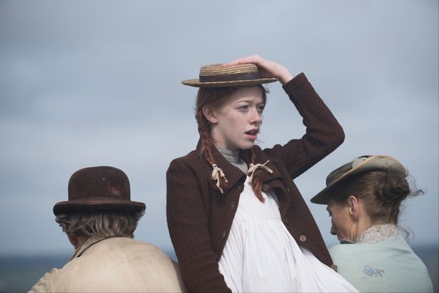 Anne (Amybeth McNulty) tenant son chapeau.
