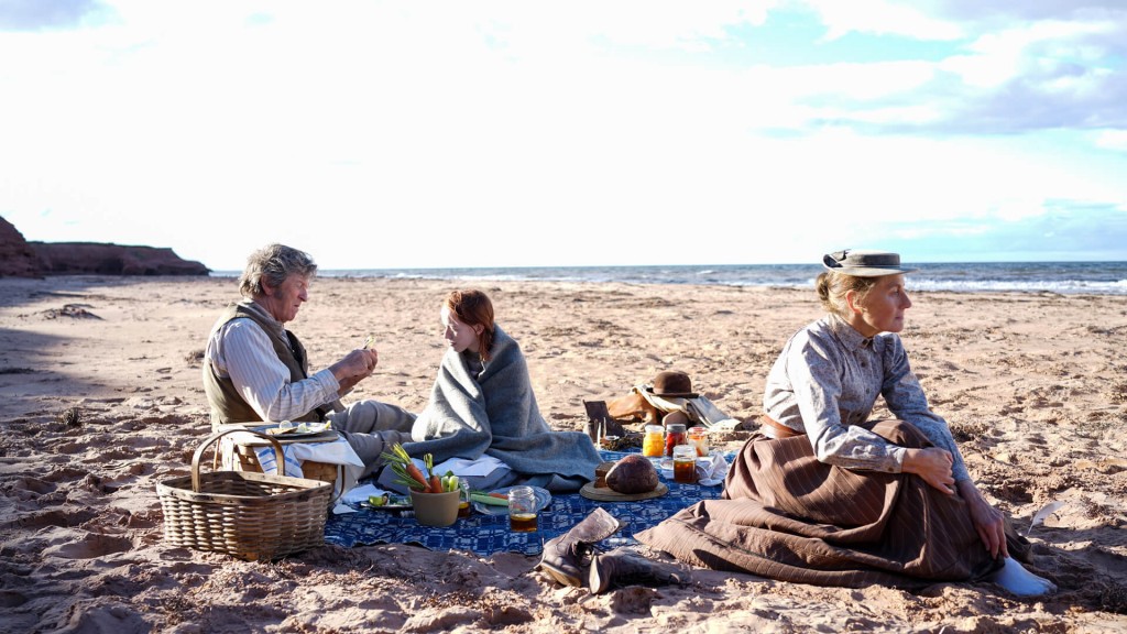 Matthew (R.H. Thomson), Marilla (Geraldine James) et Anne (Amybeth McNulty) pique-niquent sur le plage. 