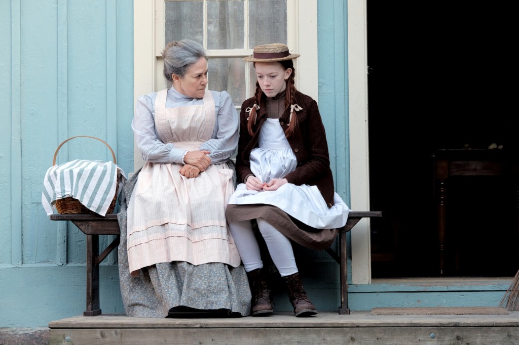Rachel (Corrine Koslo) discute avec Anne (Amybeth McNulty).