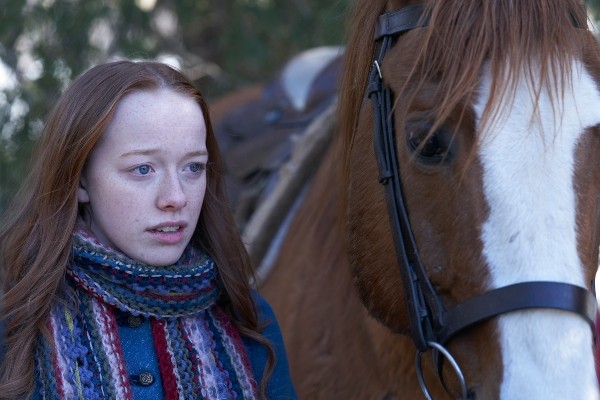 Anne (Amybeth McNulty) avec son cheval Belle.