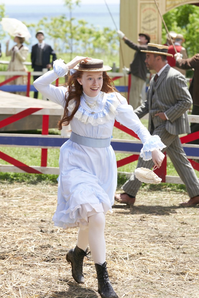 Anne (Amybeth McNulty) arrive à la foire du comté. 